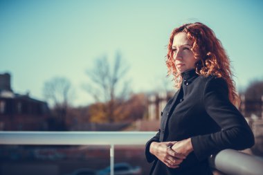 Mavi gökyüzü Kızıl saçlı kız