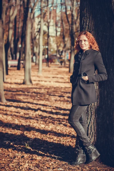 Lachende meisje in het park — Stockfoto