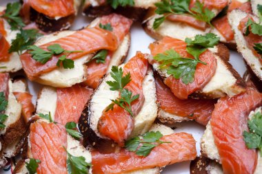 kırmızı balık etli sandviç