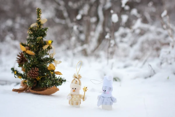 Paar van speelgoed sneeuwmannen — Stockfoto