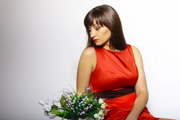 Sexy Mädchen in einem roten Kleid — Stockfoto
