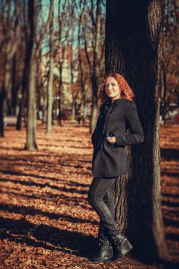 genç kadın sonbahar günü