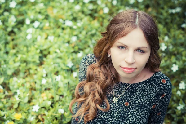 Beautiful girl in blooming park — Stock Photo, Image