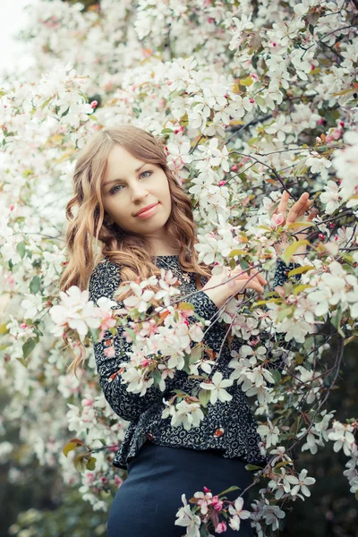 Mode meisje in een lentetuin — Stockfoto