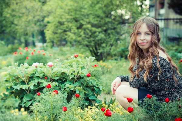 Beautiful girl in blooming park — Stock Photo, Image