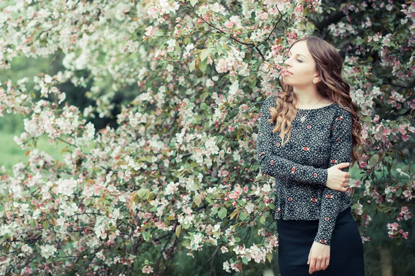 Chica de moda en un jardín de primavera — Foto de Stock