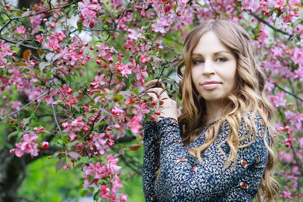 Menina da moda em um jardim de primavera — Fotografia de Stock