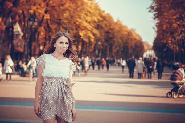 Mooi meisje in de herfst park — Stockfoto