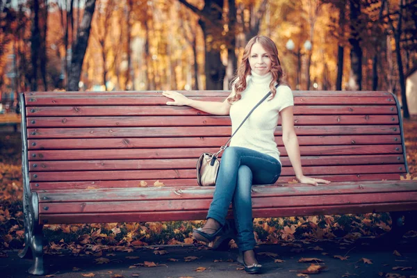 Mooi meisje in de herfst park — Stockfoto