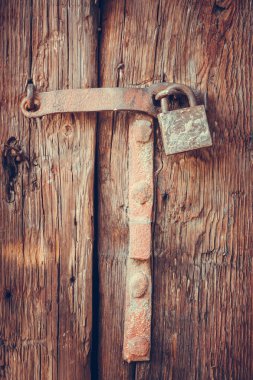 Tahta kapıdaki eski asma kilit.
