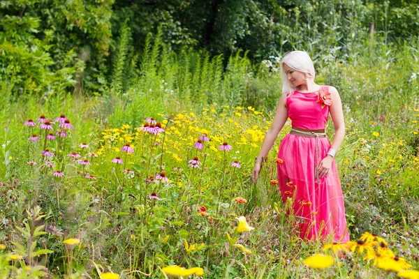 Portrait of young beautiful woman — Stock Photo, Image