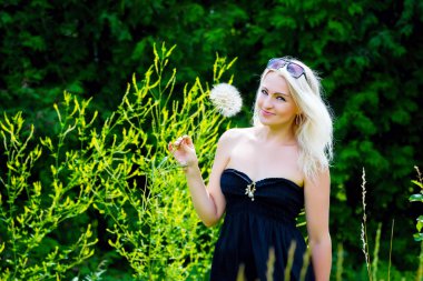 sevimli kadın karahindiba ile