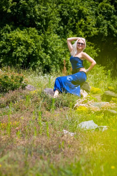 美しい若い女性は、自然を楽しむ — ストック写真