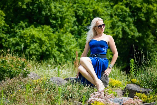 Schöne junge Frau genießt die Natur — Stockfoto