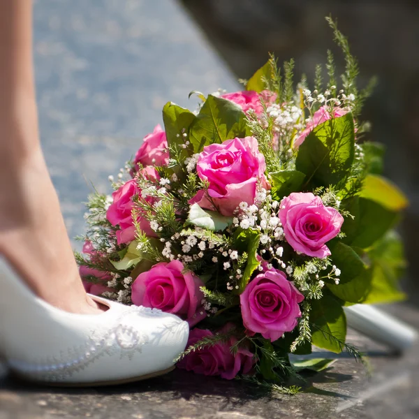 Chaussure blanche de la mariée — Photo