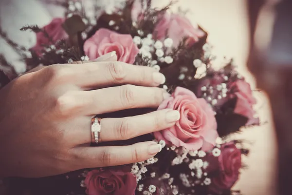 Manos y anillos en el ramo de bodas — Foto de Stock