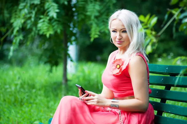 Vrouw met een mobiele telefoon — Stockfoto