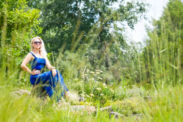 Mooie jonge vrouw genieten van natuur — Stockfoto