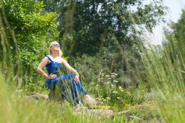 Mooie jonge vrouw genieten van natuur — Stockfoto