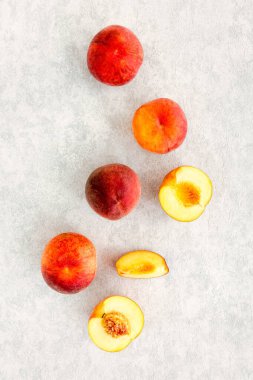 Bütünü kapat ve şeftaliyi gri desenli ve desenli arkaplanda kes. Üst görünüm.