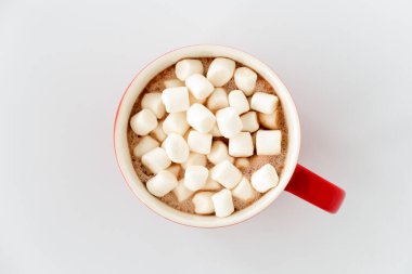 Kırmızı kupanın üst görüntüsü, sıcak çikolata ve beyaz üzerine izole edilmiş mini marşmelovlar..