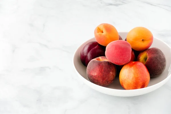 Nahaufnahme Von Frischen Nektarinen Aprikosen Und Pfirsichen Einer Weißen Porzellanschüssel — Stockfoto