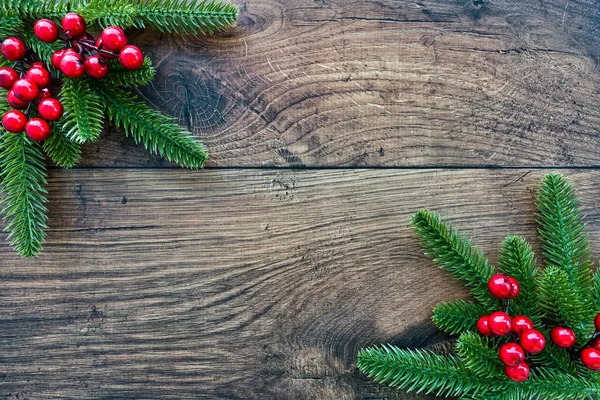 Noel Arkaplanı Köknar Dalları Kırmızı Böğürtlen Süslemeleri Ile Koyu Kahverengi — Stok fotoğraf