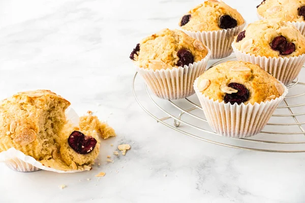 Primo Piano Muffin Ciliegie Fatte Casa Scaffale Raffreddamento Marmo Bianco — Foto Stock