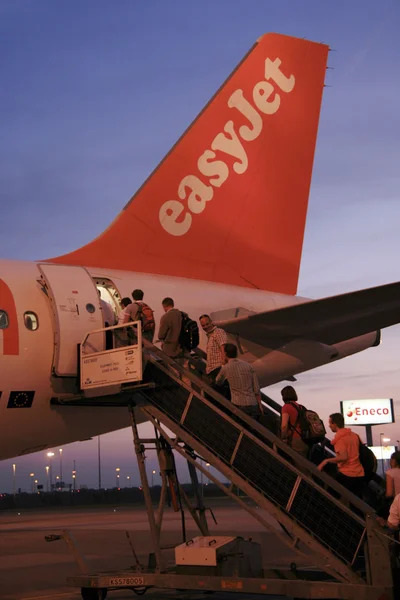 Passengers boarding an EasyJet Airbus A319 — Stock Photo, Image