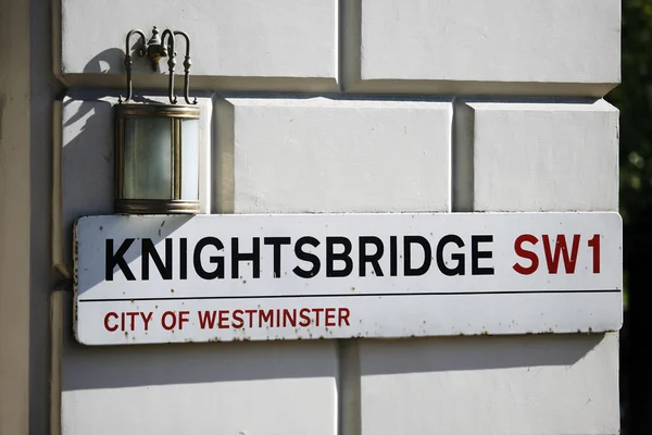 ロンドンの道路標識 - ナイツ ブリッジ — ストック写真