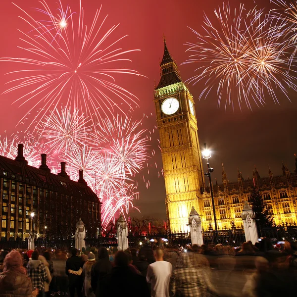 Vuurwerk op nieuwjaarsavond — Stockfoto