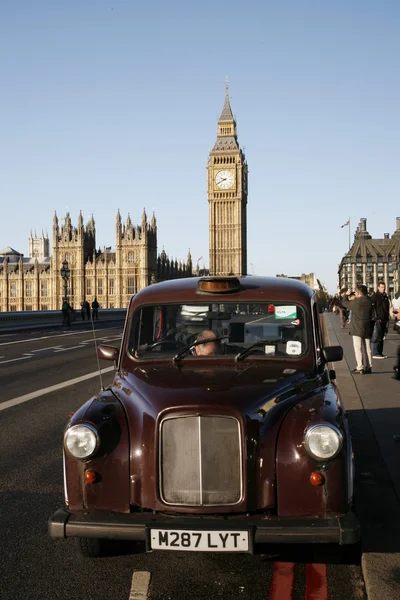 Londyńska taksówka na westminster bridge — Zdjęcie stockowe