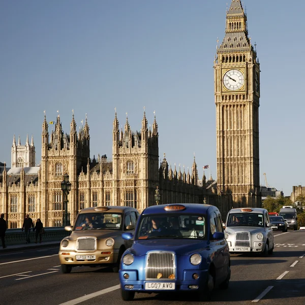 London taxi på westminster bridge — Stockfoto