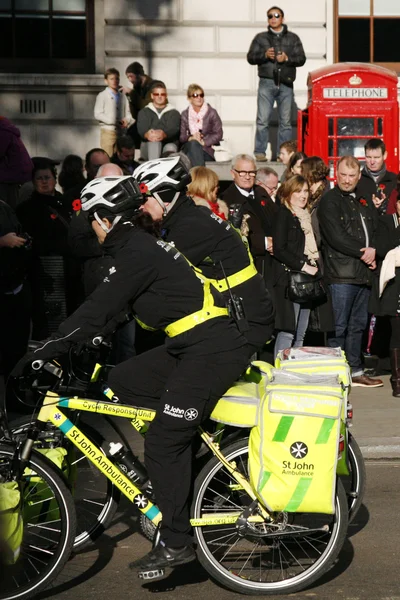 St john ambulance aiders op remembrance day — Stockfoto