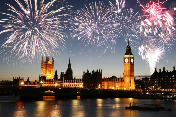 Fuegos artificiales sobre el Palacio de Westminster — Foto de Stock