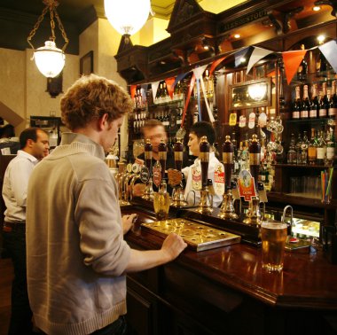 bir İngiliz pub görünümü içinde