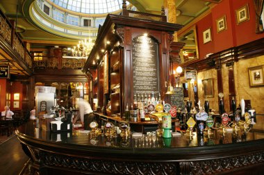 bir İngiliz pub görünümü içinde