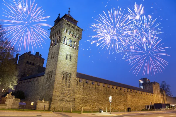 Geceleri Cardiff castle — Stok fotoğraf