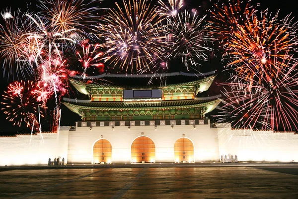 Kwanghwa gate bij nacht — Stockfoto