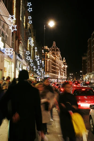 Kerstverlichting op brompton road met harrods — Stockfoto