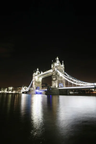 Tower Bridge 's nachts — Stockfoto