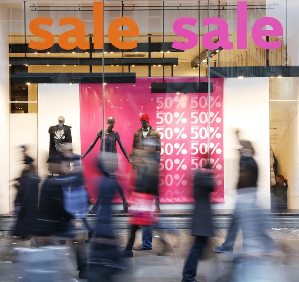 Sinais de venda na vitrine — Fotografia de Stock