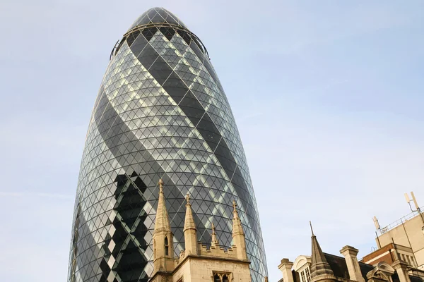 Rascacielos de Londres, 30 St Mary Axe también llamado Gherkin — Foto de Stock