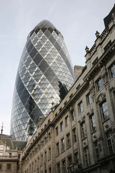 London Skyscraper, 30 St Mary Abbel, также известный как Gherkin — стоковое фото