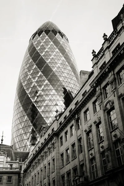 Rascacielos de Londres, 30 St Mary Axe también llamado Gherkin — Foto de Stock