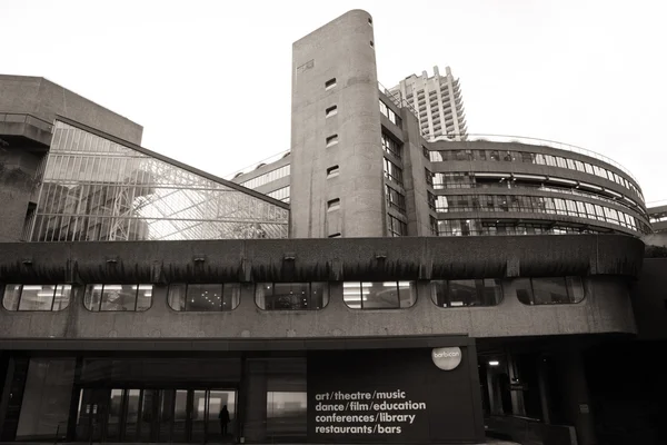 Londen architectuur, barbican kunstcentrum — Stockfoto