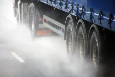 Kamyon Tekerlekler bir karayolu üzerinde yukarıya kapatmak
