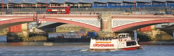 Londra tur tekne thames Nehri üzerinde — Stok fotoğraf