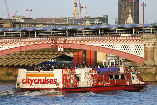 London Ausflugsboot auf der Themse — Stockfoto