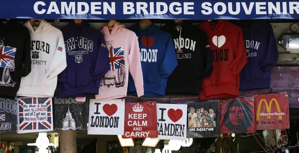 Winkel ondertekenen in camden markt — Stockfoto